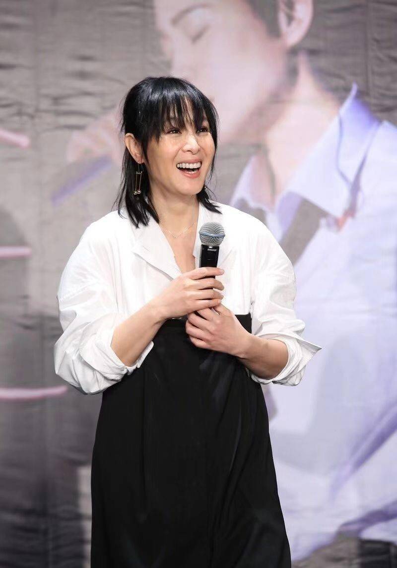 刘若英自信过头了穿连体裤却不注意腰线比例夸张看着挺尴尬