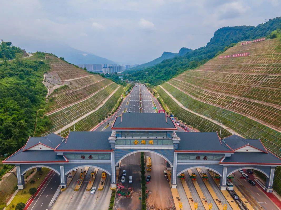 与西藏紧密联系在了一起,雅安作为康藏公路(现川藏铁路)的起点和g318