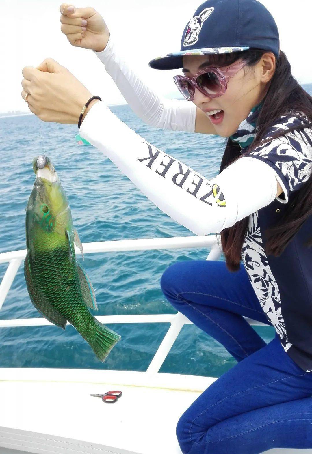 游艇垂钓慢享时光感受海钓乐趣