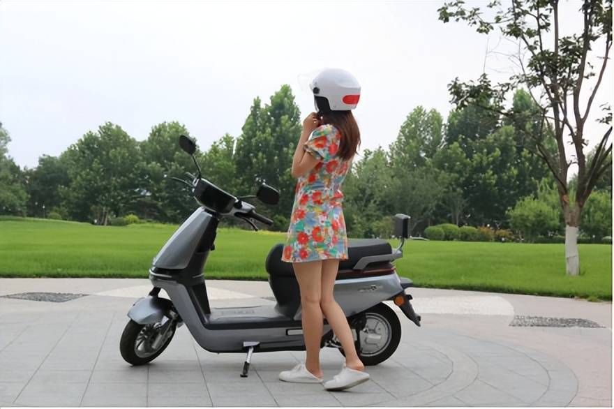 图注:硬核爱玛壹号a500与时尚宝妈也很配骑电动车带孩子肯定是求个