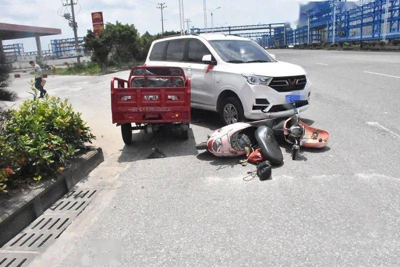 钦州:图方便省时间?结果2车逆行,3车相撞,更为惊险的是.