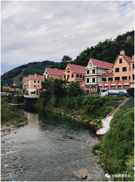 行走丨避暑花水湾问道鹤鸣山