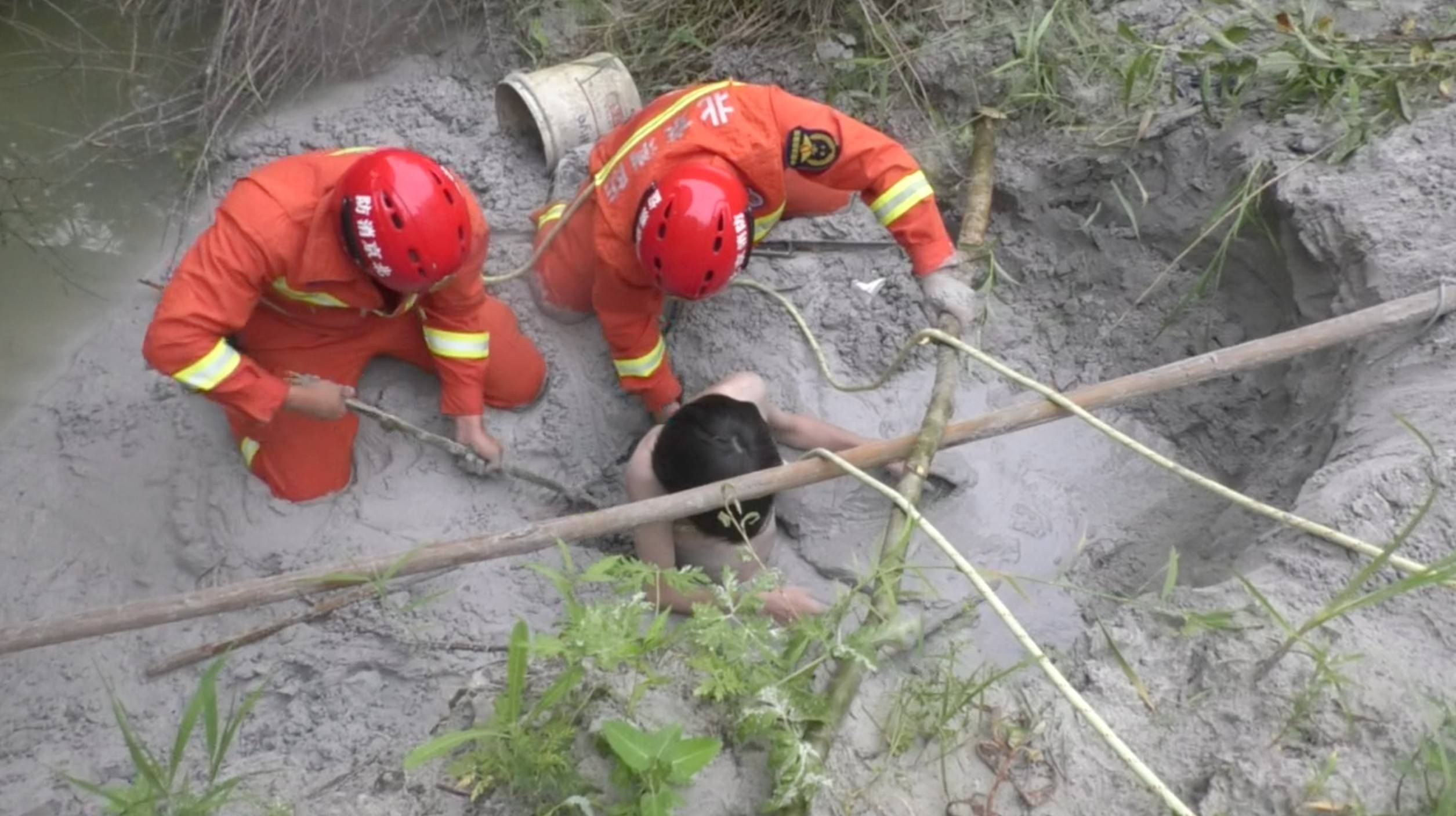 危险北京一男子下水摸鱼深陷泥潭消防员紧急救人