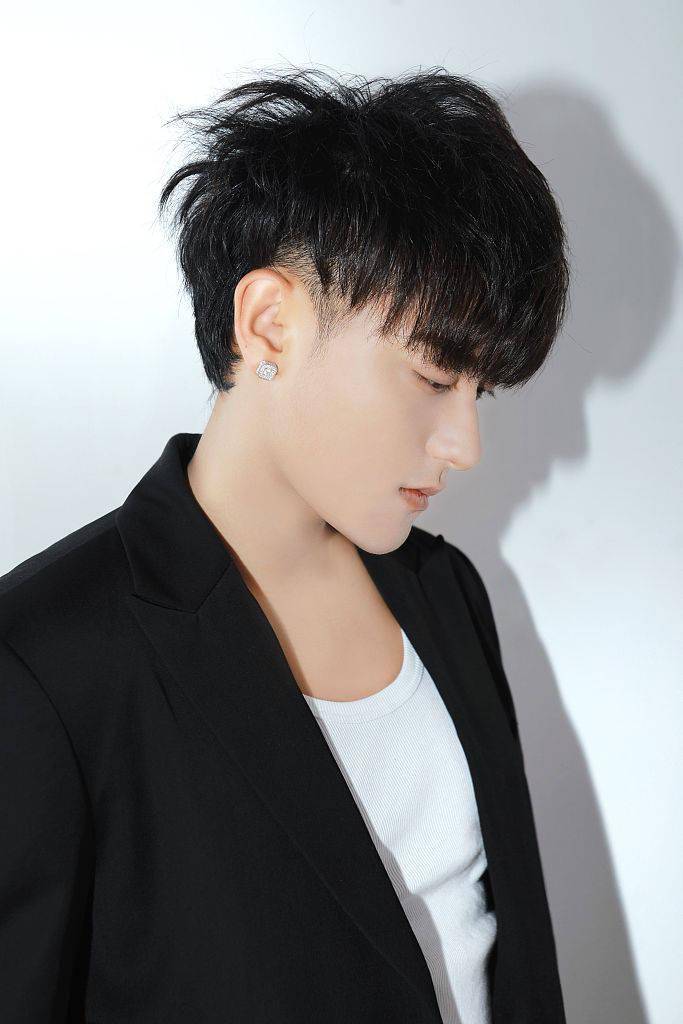 黄子韬发布黑白西装夏日写真chic风简约不失帅气