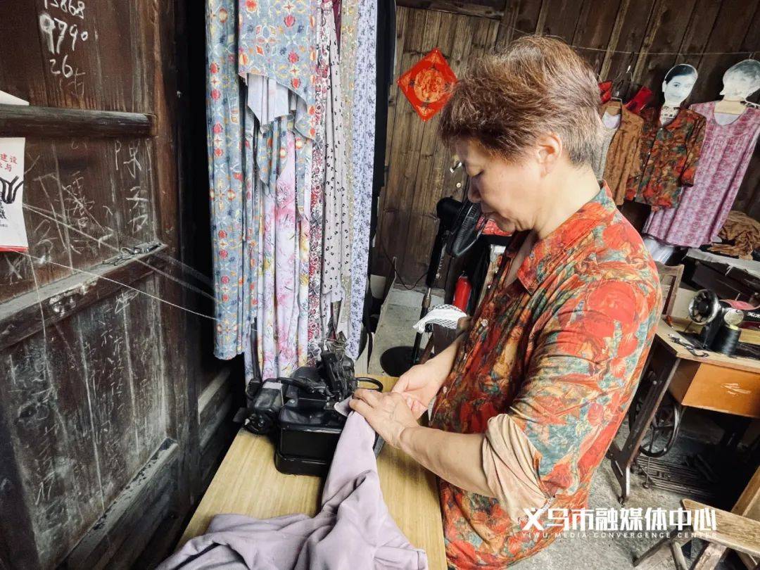 杨香菊是赤岸大桥村人,她从15岁开始学做裁缝.