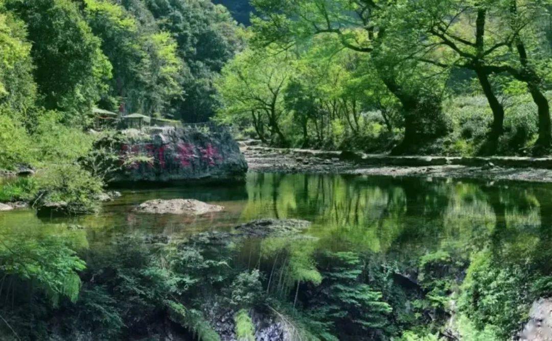 沿途游玩景点众多在这条美丽公路来一次自驾之旅//龙映山景区月亮湾