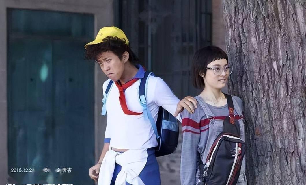 邓超夫妇拍戏被偶遇,穿着打扮朴实接地气