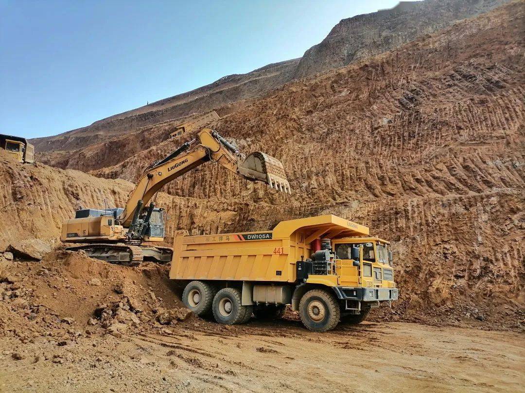 出发柳工200台宽体车15台超大型挖掘机批量发车