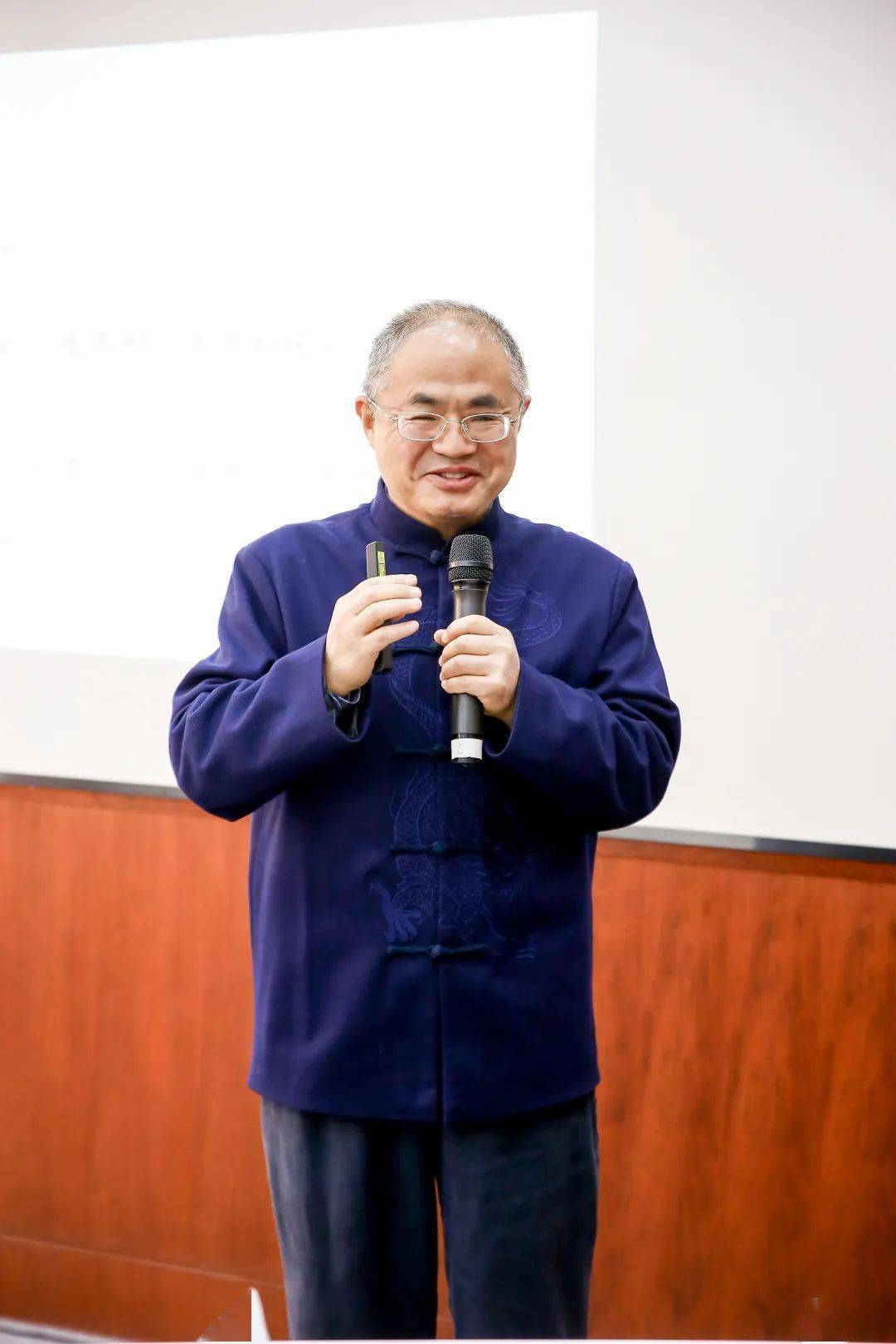 鲁子问教授担任总主编,中山市英语教研员张泰刚,辛健等老师担任初中