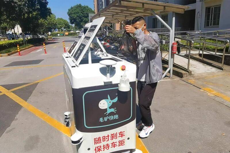 上海一小区用机器人上门收垃圾定时定点还要坚持吗