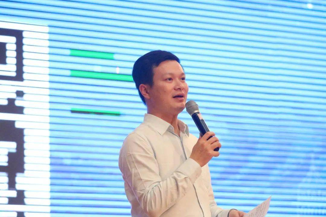 鲁子问教授担任总主编,中山市英语教研员张泰刚,辛健等老师担任初中