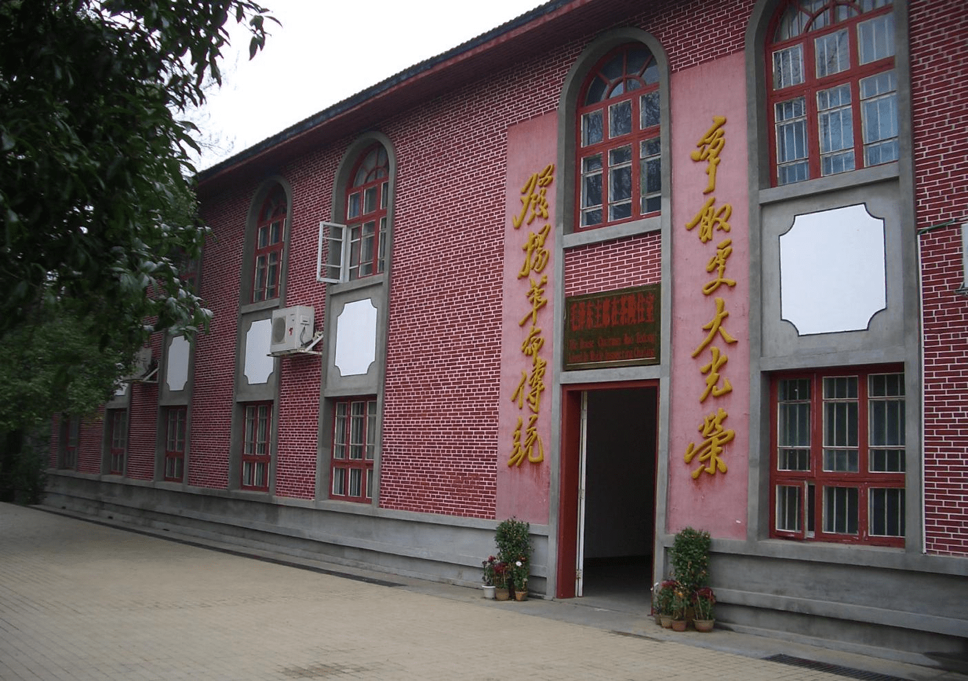 茶陵县委大院建于1958年,红砖拱门,风格显著,属仿苏式建筑,现为茶陵