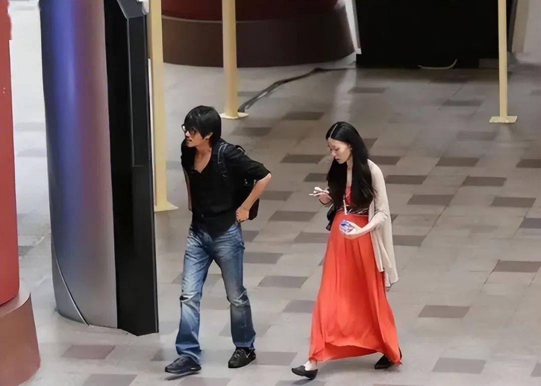 韩寒老婆气质真好穿开衫配连衣裙自带高级感素颜气色也很不错