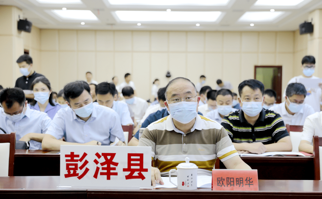 县人大常委会副主任王文霞,县政府副县长曹利平在彭泽分会场收听收看