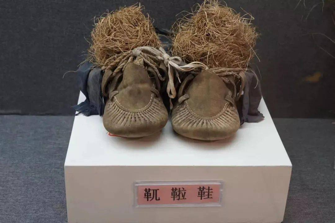 关东一带十分寒冷,所以靰鞡鞋是这里人们的主要防寒用具之一.