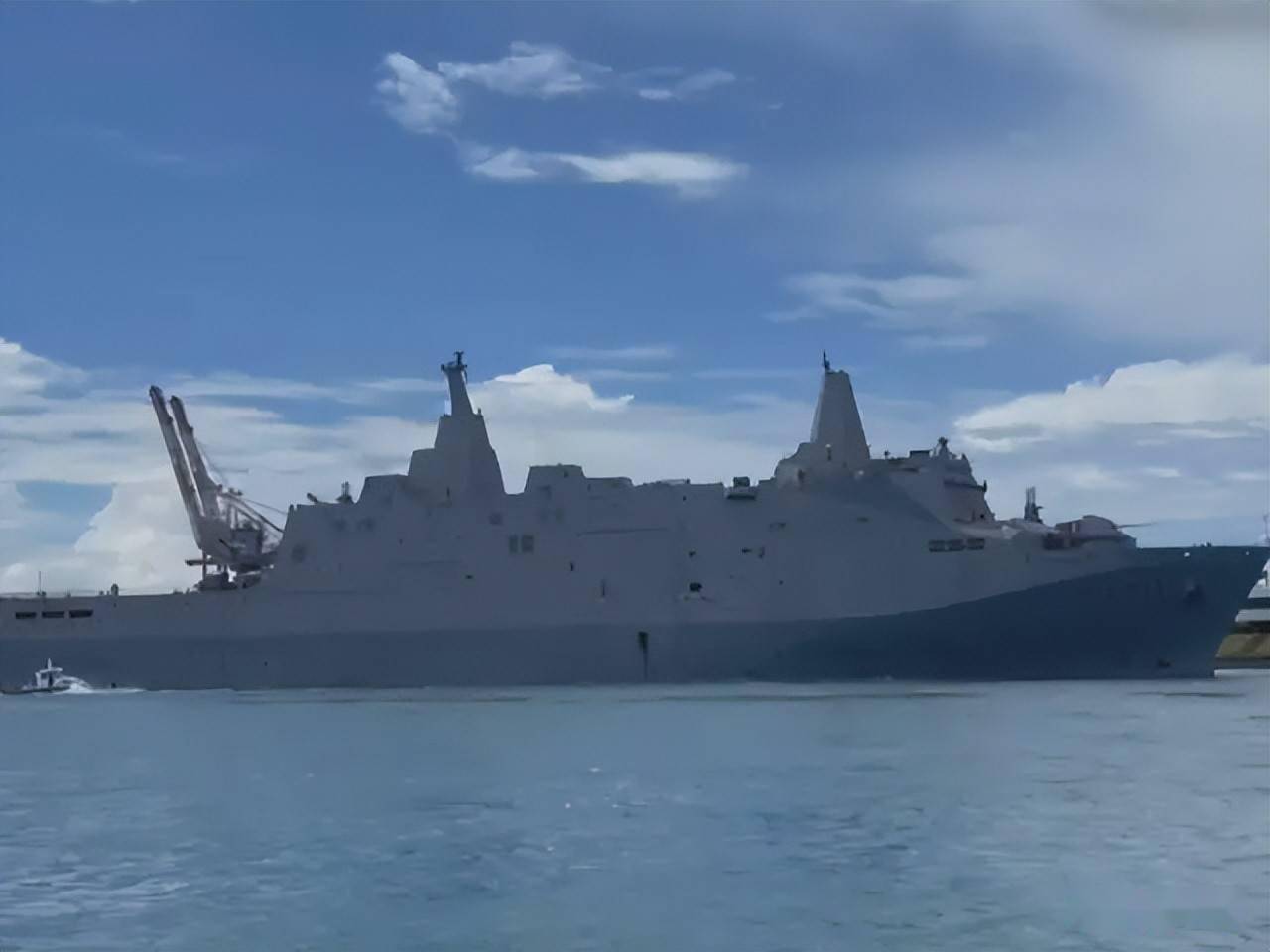 台海军新建玉山号万吨船坞登陆舰反攻夺岛还是逃跑