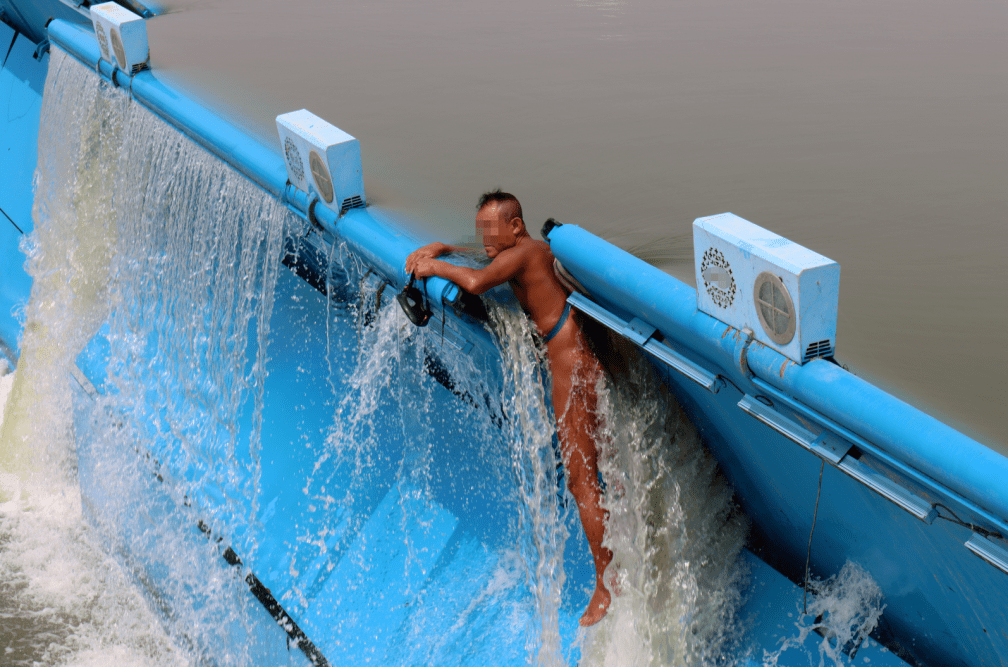 野泳者被困卡口,忙抱消防员大腿求救_男子_救援_游泳