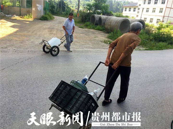 一股山泉水，引来众人背！市民担忧：水质安全吗？