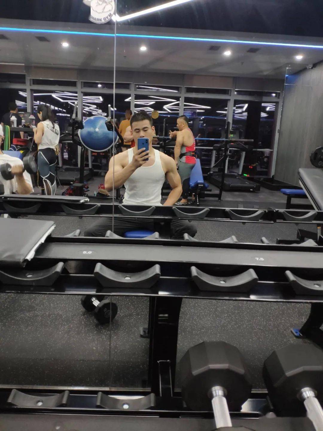 退伍兵哥哥脱了上衣腹肌亮了