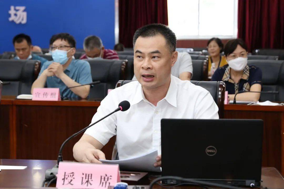 自治区交通运输厅总工程师陈津维授课.