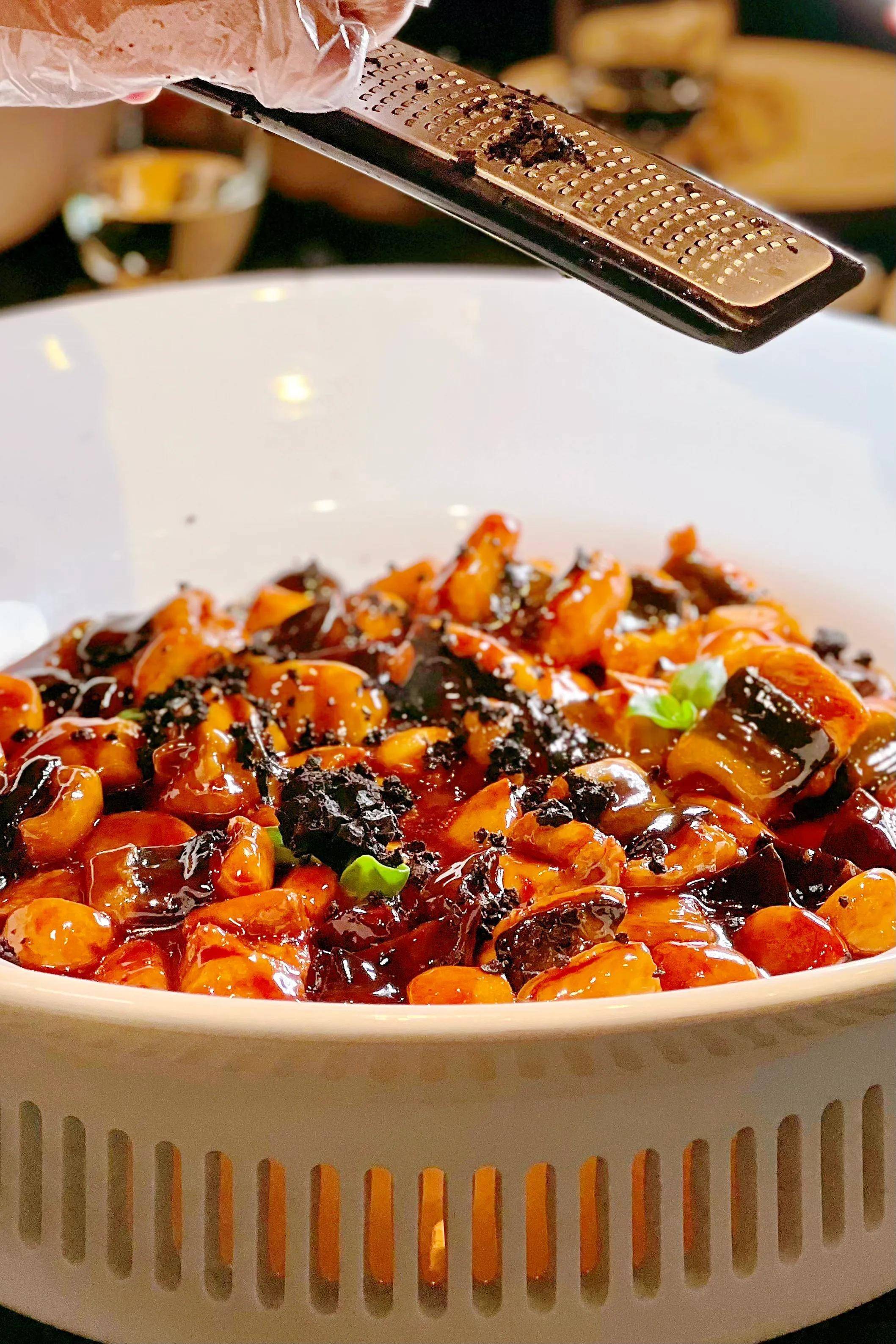 香格里拉松露烧鳗鱼云腿青头菌烩葱参鸡油菌海胆爆浆豆腐干椒红葱