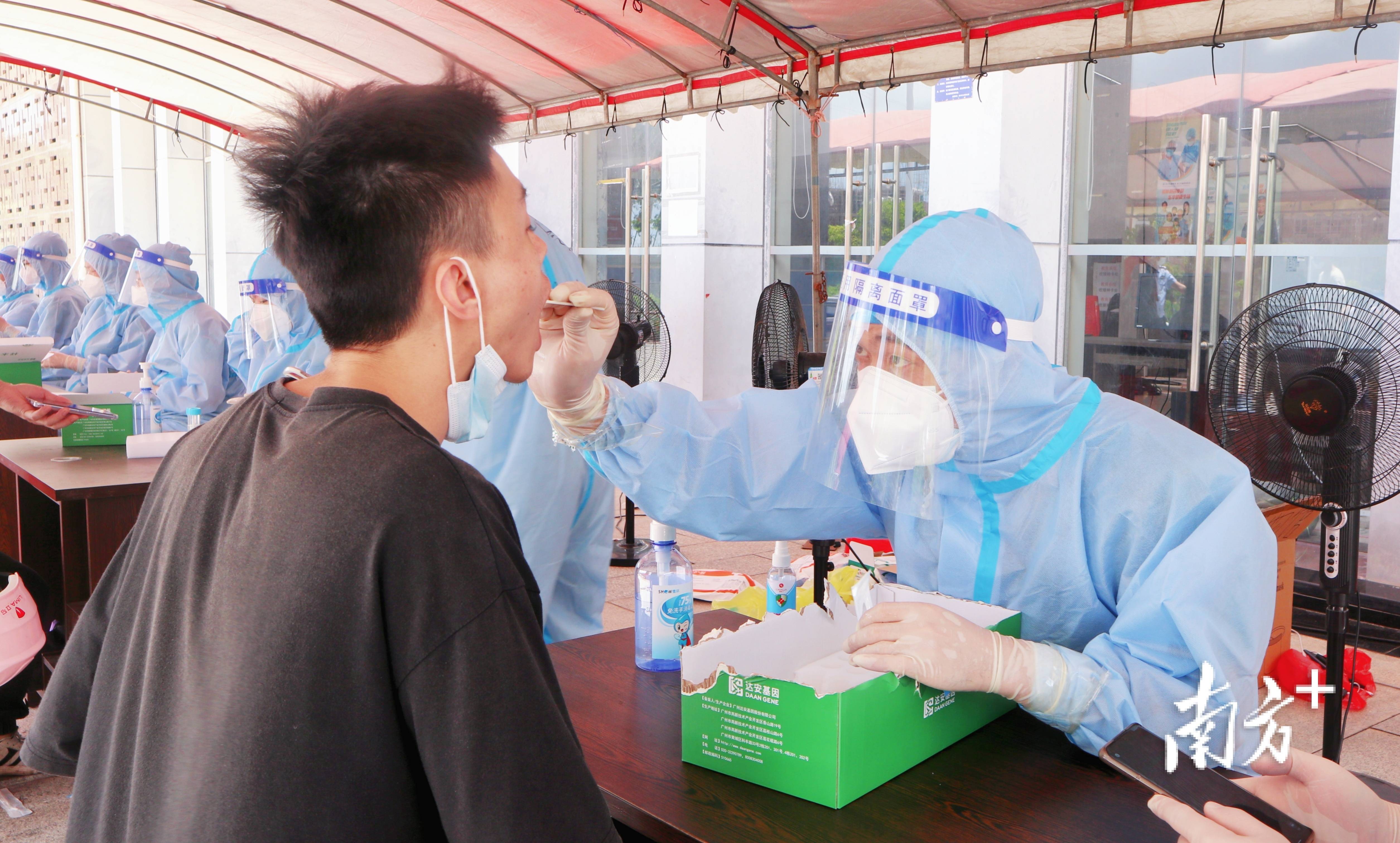 吴川开展全员核酸检测,部分关卡设立联合疫情检查站_采样_陈玮琪_工作