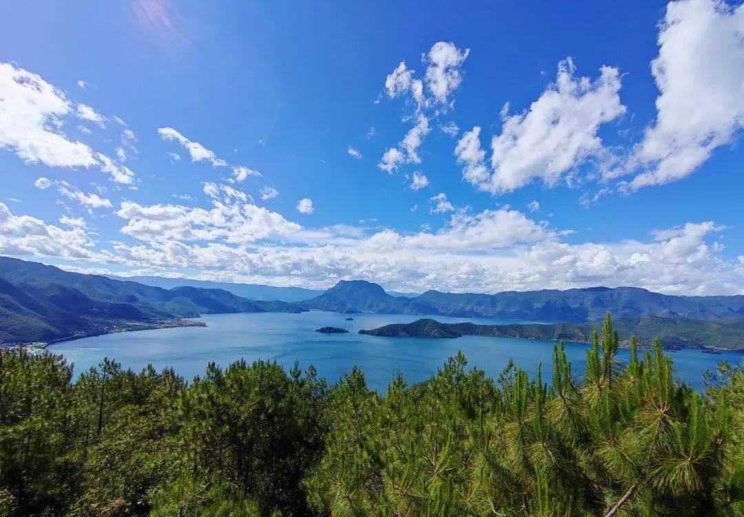 瀘沽湖,位於四川省鹽源縣與雲南省寧蒗縣交界處,屬於金沙江支流理塘河