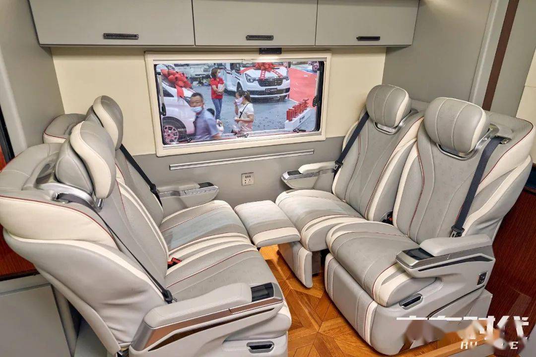 四张航空座椅 大沙发 堪称奢侈的会客区 殊胜五十铃700p平头轻卡房车