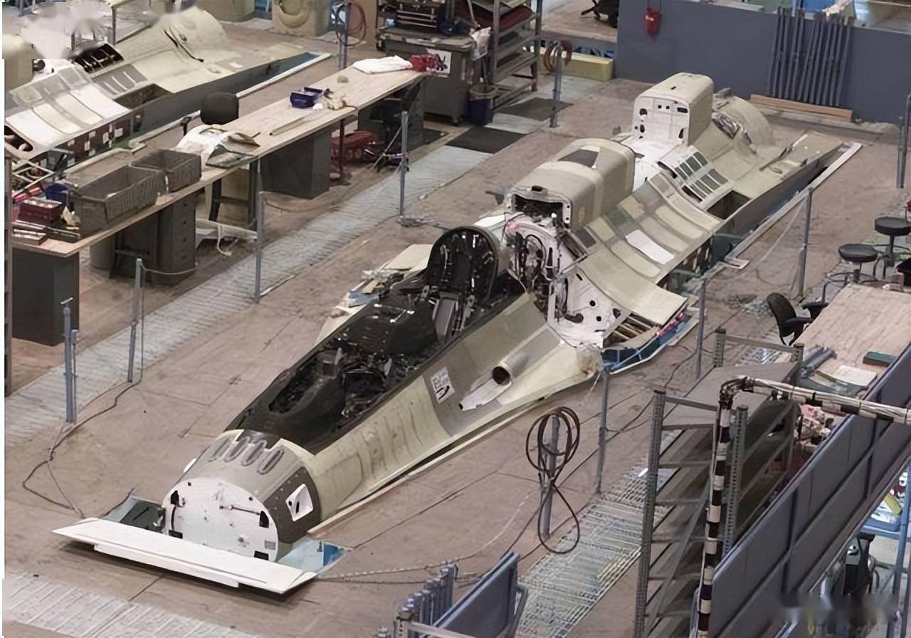 歼10d来了却长这个样相比歼10c变化很大推测战斗力提升巨大