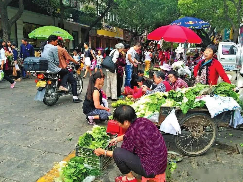 為什麼年輕人更喜歡去超市買菜也不光顧在路邊擺攤賣菜的老人