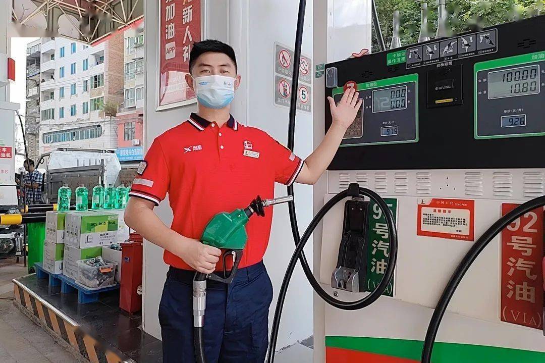 总结在前辈们的关心指导下但其实要做好并不容易加油员是一份看似简单