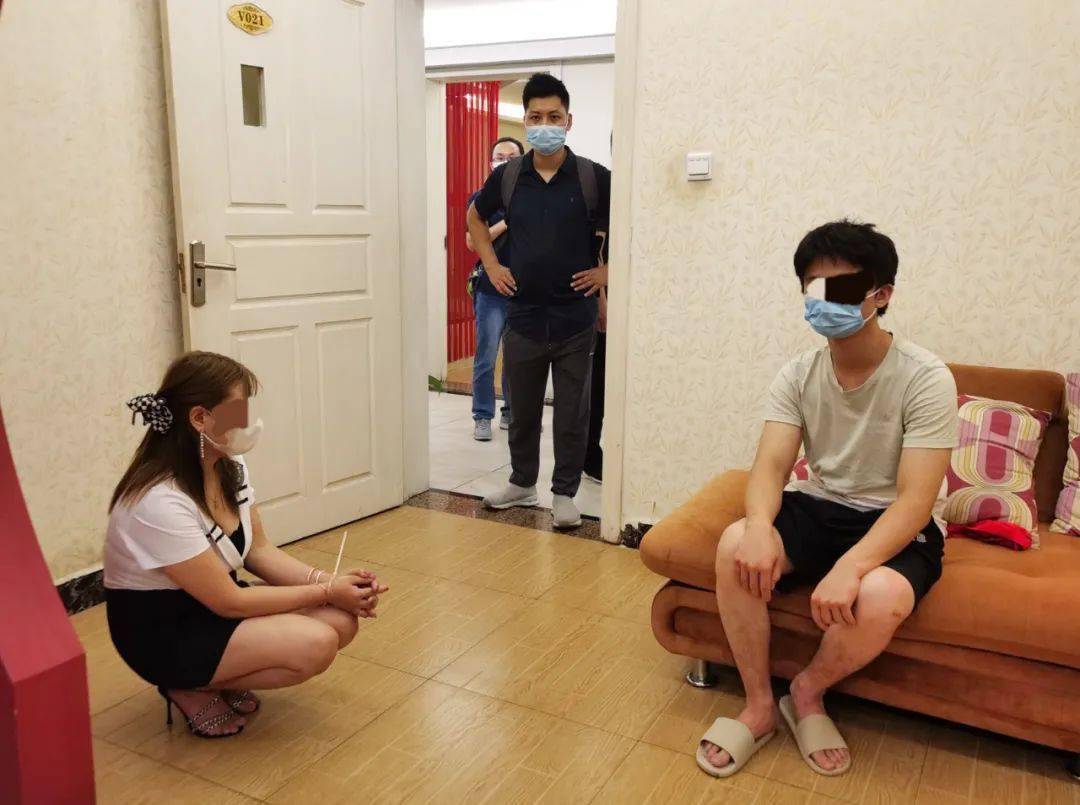 辣眼睛桂林一足浴店涉黄抓捕画面曝光