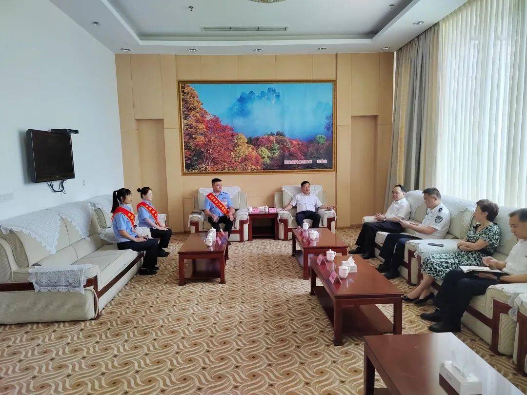 何平会见全国公安系统英雄模范立功集体巴中代表