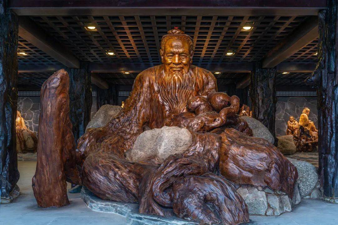 道行天下馆位于华夏文化根雕艺术博物馆第一座大殿内,其中"诸子论道"