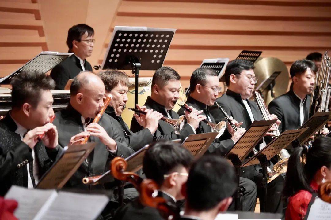 下半场由两首民族管弦乐作品《瑶族舞曲》和《大宅门——卢沟晓月》