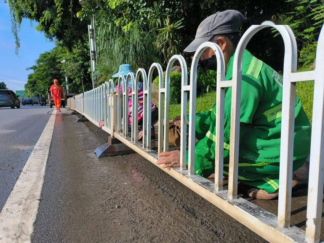 创文在路上街面隔离护栏刷漆扮靓文明景洪城区颜值