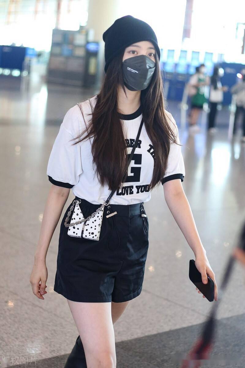 欧阳娜娜黑白风搭长筒靴活泼俏皮时尚范儿足