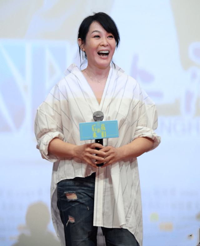 刘若英颜值下滑崩塌身材也发福不行了但53岁还有清纯气质