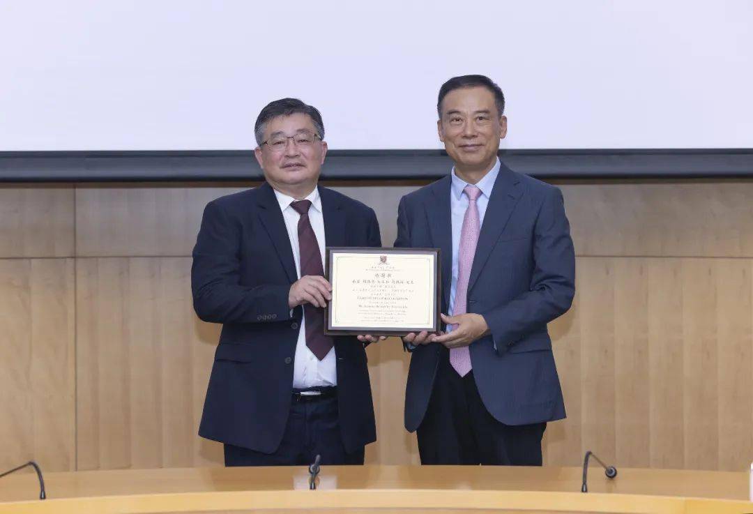 捐赠动态胡德明先生和胡鹍辉先生向港中大深圳捐资设立鹍鹏奖学金