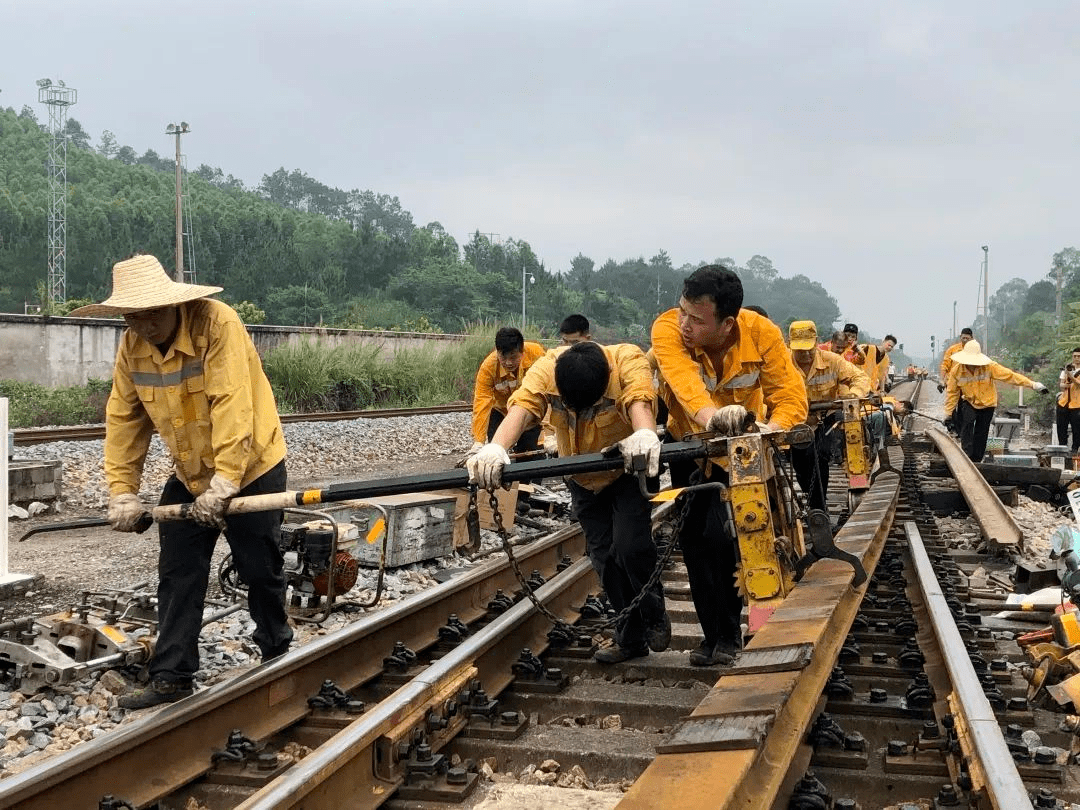 作為一名鐵路線路工我負責養護,維修線路設備確保線路安全暢通在