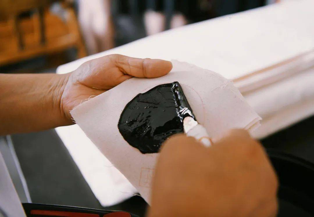 穆府老膏药膏体乌黑透亮穆悦峰向山西晚报记者介绍,该工作室的主要