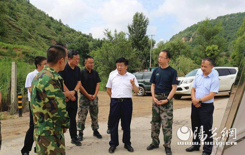 调研期间,王明智还深入到临镇镇杨家河村实地了解大田辣椒种植情况.