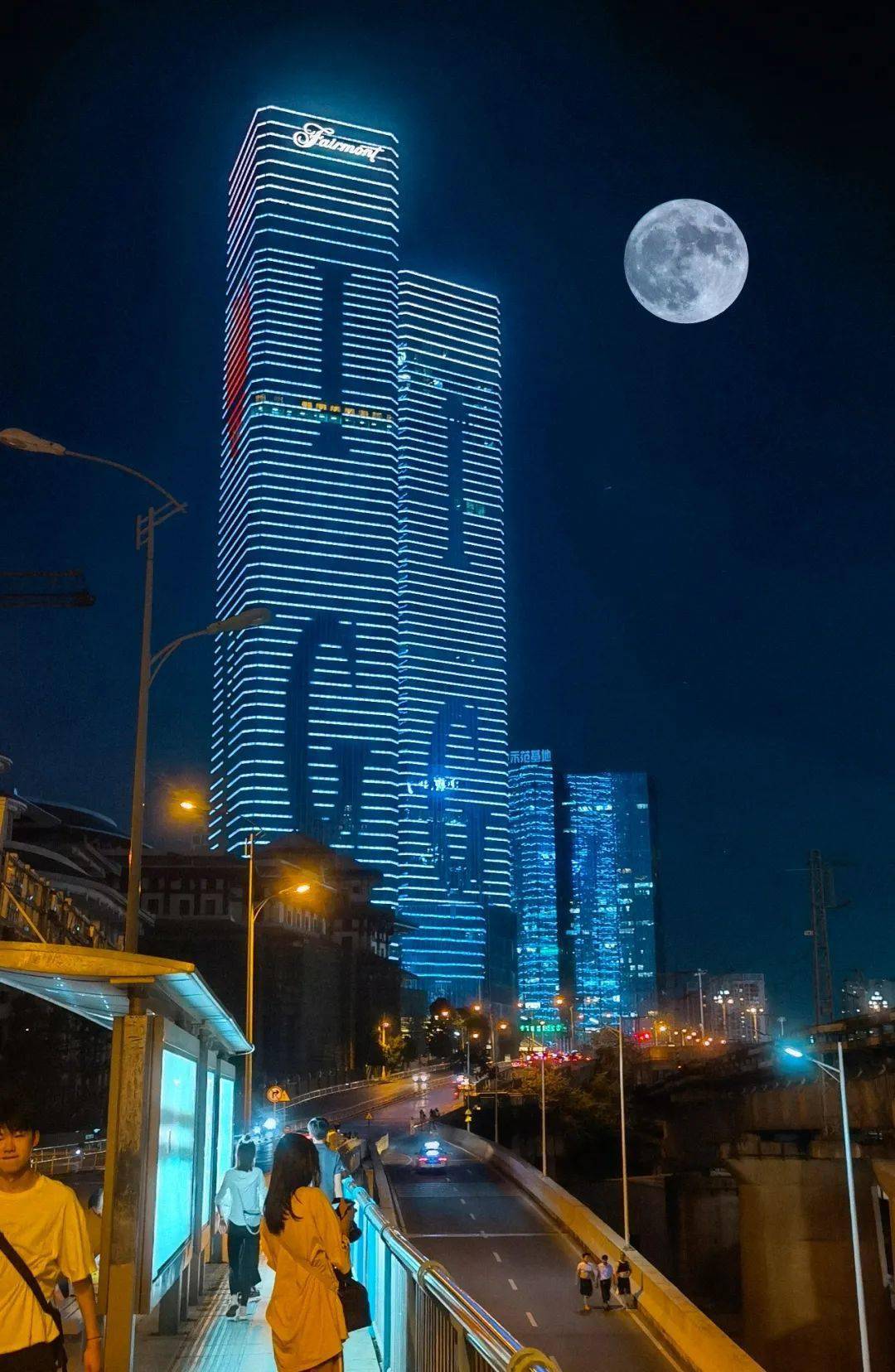 阵阵惊呼正在附近公园游玩的市民(超级月亮现身花果园艺术中心上空