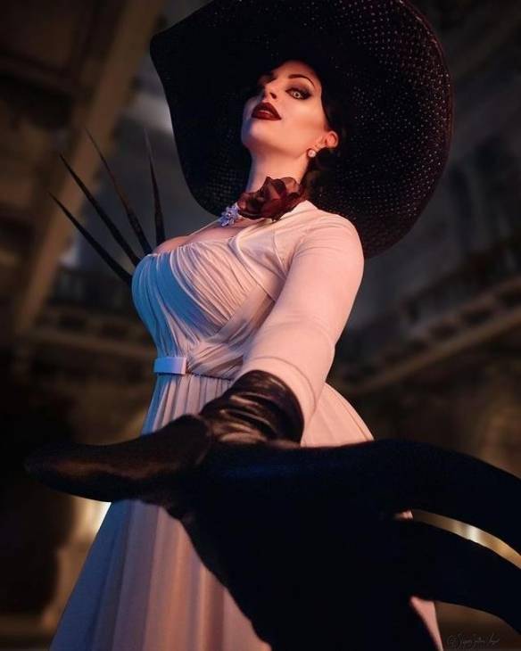 国外御姐cos《猎天使魔女》贝姐:完美还原傲人身材