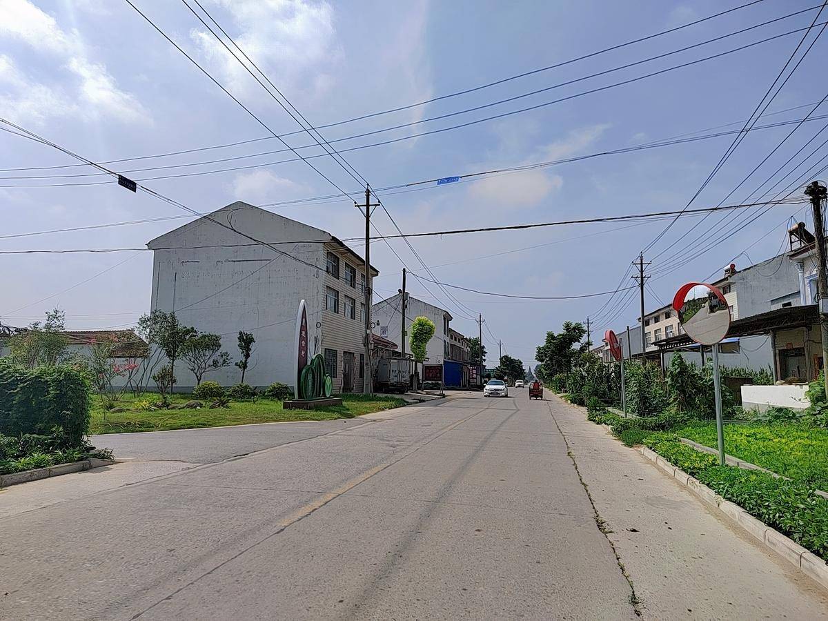 宜城王集镇农村路口装上凸透镜