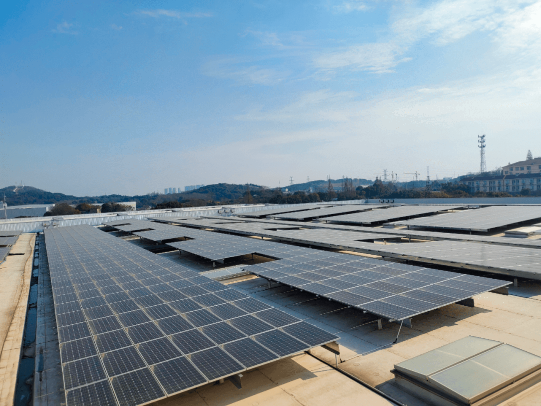 配合一定坡度的房顶,电站源源不断地供给绿电到厂房各处,降温节能减排