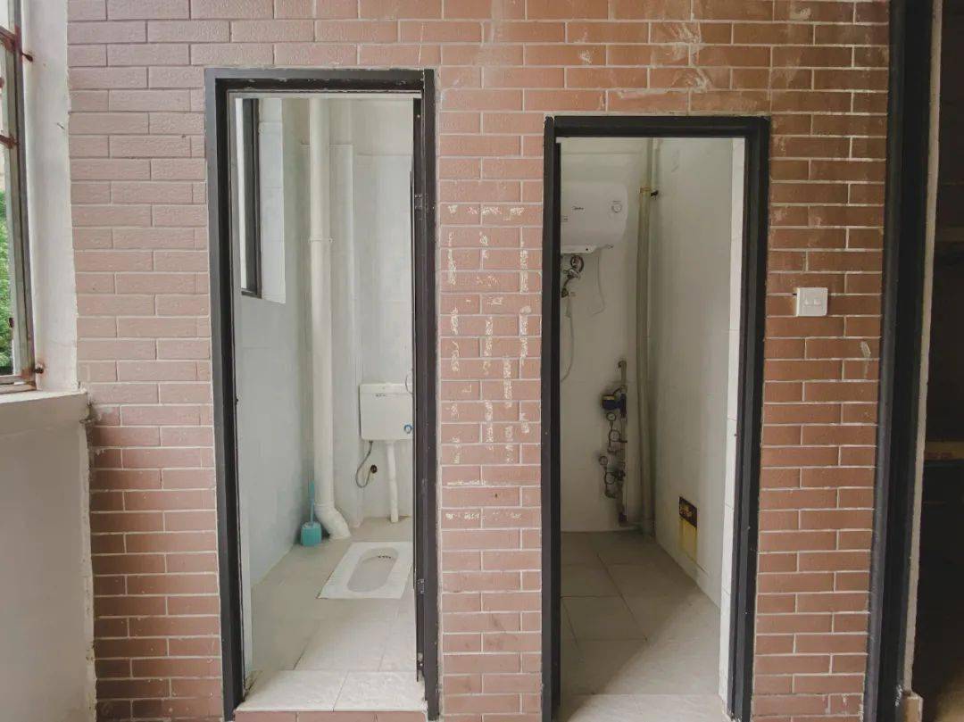 两人间四川大学川大江安校区的研究生宿舍装修简约,干净大方,色调统一