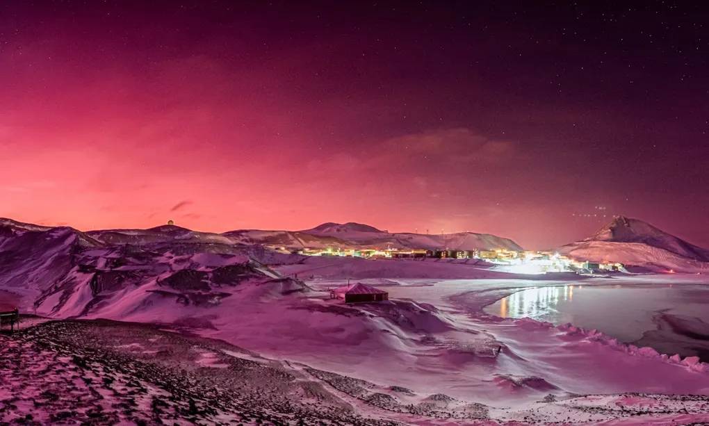 罕见景象！英媒：汤加火山喷发半年后，南极洲现绝美天空