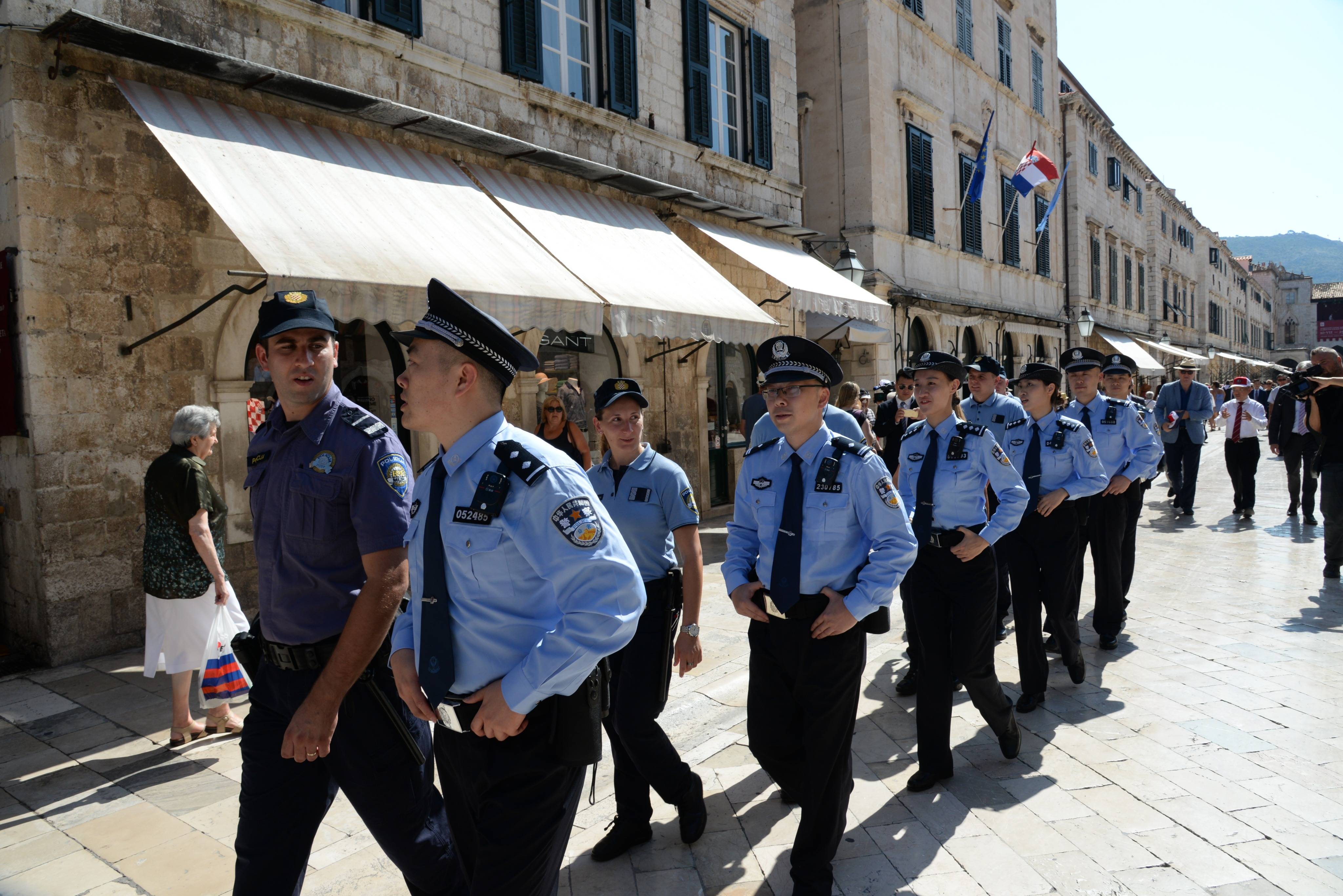 当天,中克两国警察在克罗地亚杜布罗夫尼克旧城联合巡逻