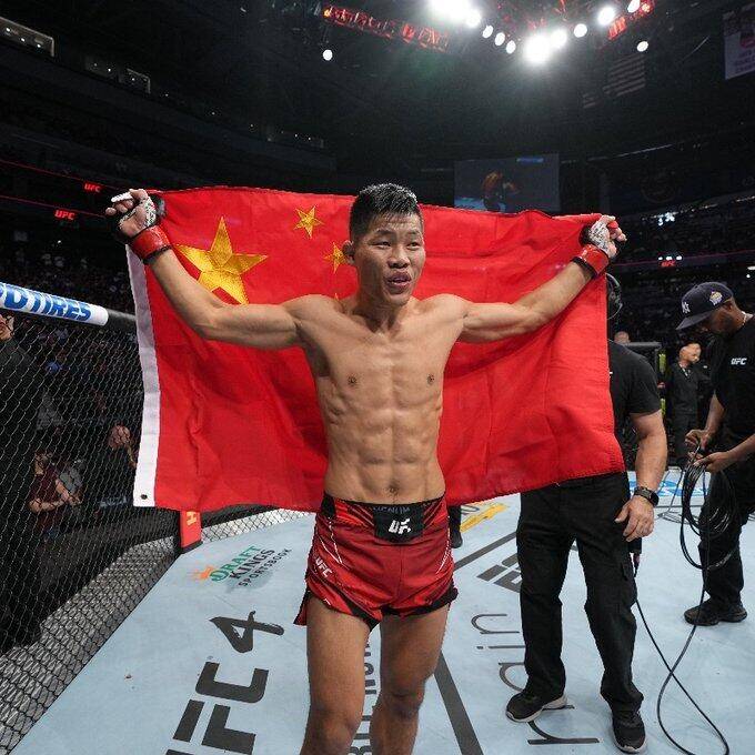 UFC格斗之夜：李景亮TKO“散打沙皇”穆斯里穆，展示国旗怒吼庆祝